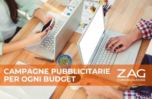 Due persone sedute a un tavolo lavorano su laptop e collaborano su un progetto