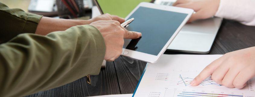 perche-analizzare-la-concorrenza-e-fondamentale Due persone analizzano dati su un tablet