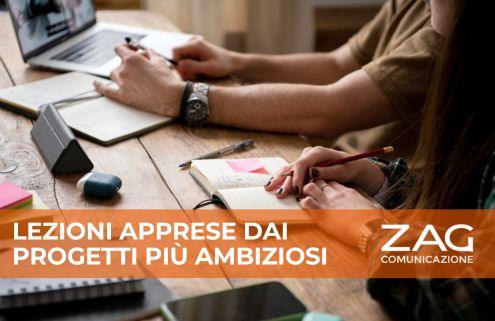 Due persone al tavolo con un laptop e un quaderno